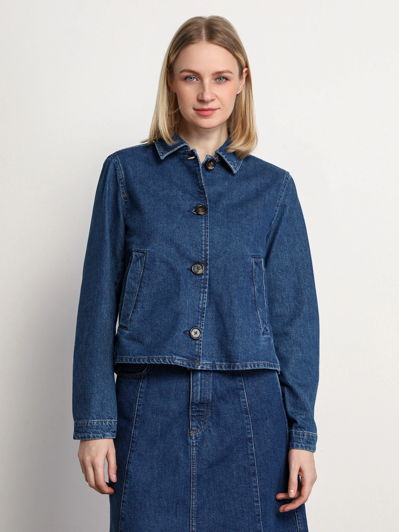 Куртка джинсовая укороченная темно-синего цвета